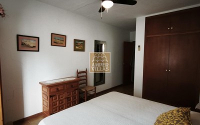 Spacious bungalow with a communal swimming pool and tennis court next to the golf club.